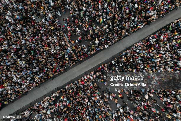 aerial shot of people at a concert - afastar imagem imagens e fotografias de stock