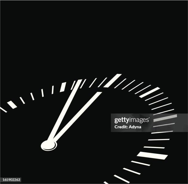 uhr bis mitternacht - mitternacht stock-grafiken, -clipart, -cartoons und -symbole