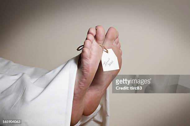 feet and label of unknown body john doe in mortuary - dead body morgue stock pictures, royalty-free photos & images
