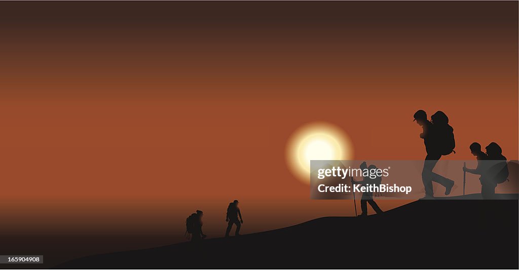 Les randonneurs et les campeurs au coucher du soleil