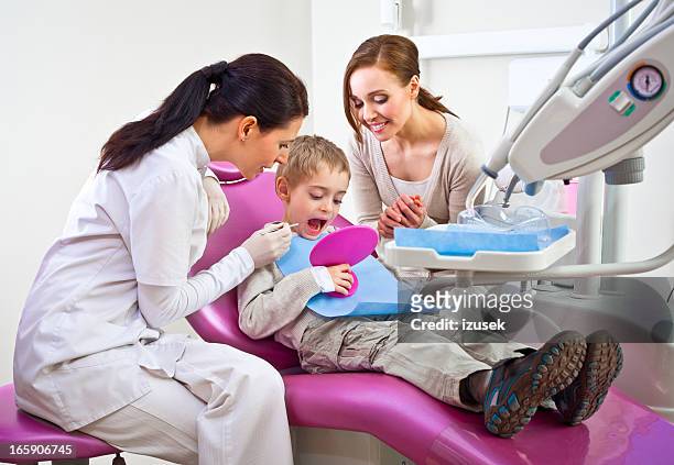 少年検査の歯科医の椅子 - 小児歯科 ストックフォトと画像