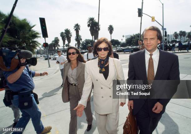 Denise Brown, la soeur de la victime Nicole Brown Simpson et Juditha Anne Brown, la mère de Nicole et Denise, accompagnées de leur avocat, lors du...