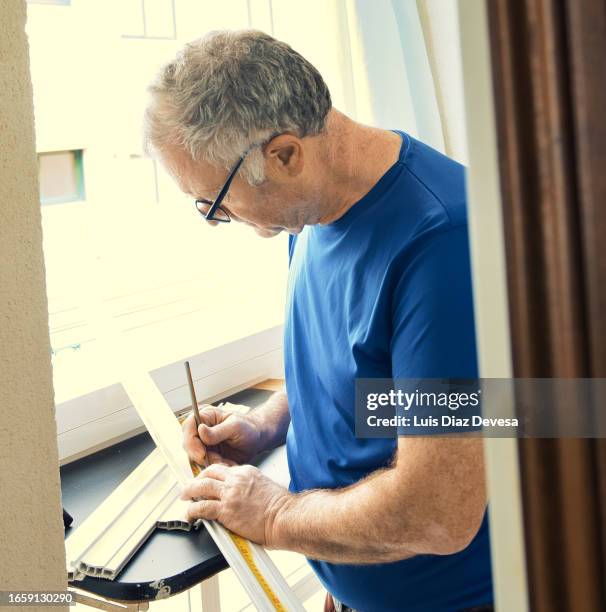 windows blind repair, replacement of mobile slats that were. - volet à lames photos et images de collection