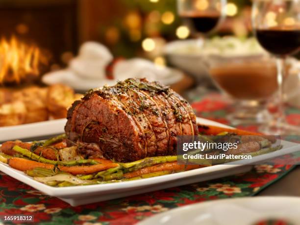 weihnachten roast beef abendessen - am spieß gebraten stock-fotos und bilder