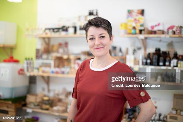 female store assistant in a zero waste store - bioladen stock-fotos und bilder