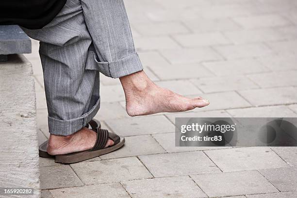 467 fotos e imágenes de Barefoot Sandals Men - Getty Images