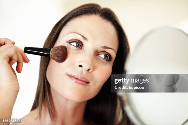 hermosa mujer aplicar - colorete fotografías e imágenes de stock