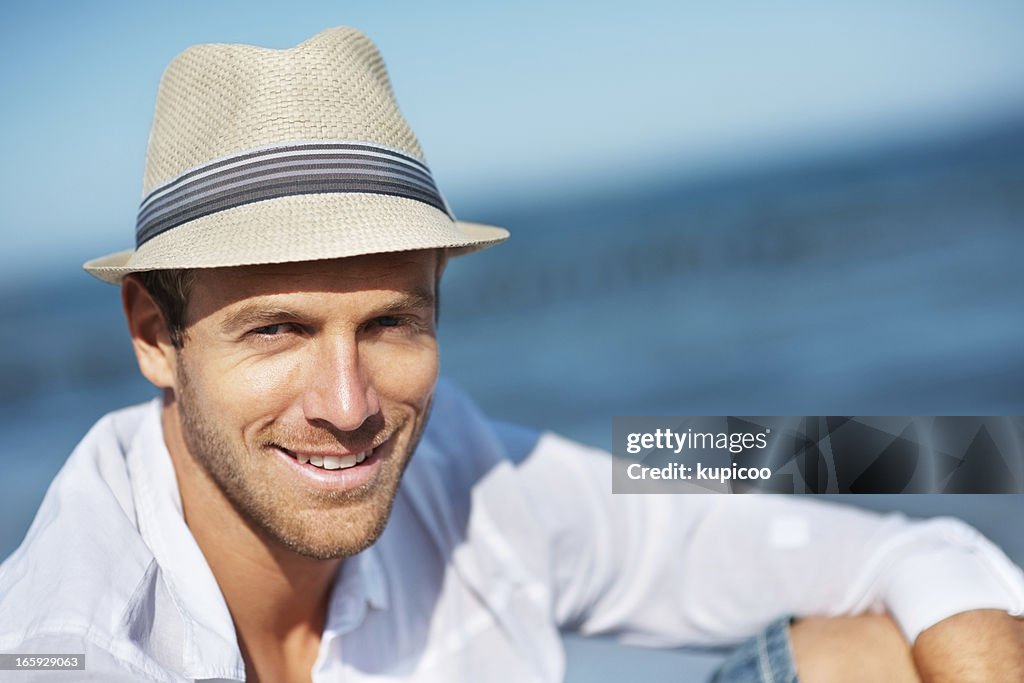 Mann mit Hut im fedora-Stil am Strand