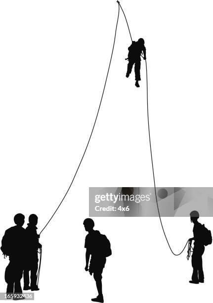 ilustraciones, imágenes clip art, dibujos animados e iconos de stock de silueta de rock escaladoras - escalar