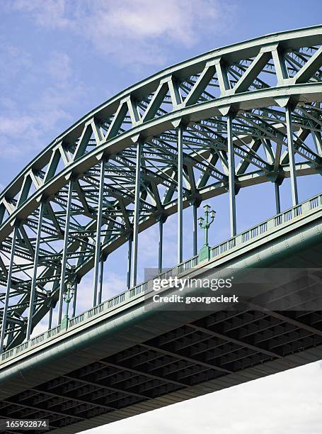 tyne bridge, primo piano - trave foto e immagini stock