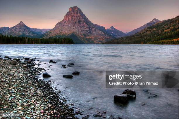 medicinal therapy - two medicine lake montana stockfoto's en -beelden