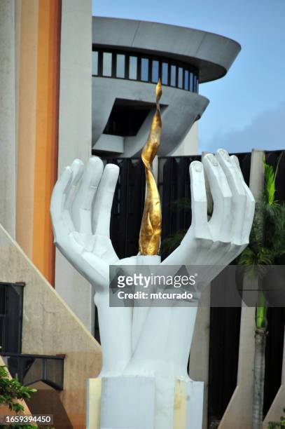 gabonese oil and gas ministry - golden flame in front of the building, libreville, gabon - libreville 個照片及圖片檔
