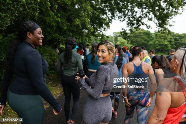 rumbo a la línea de salida - grupo organizado fotografías e imágenes de stock