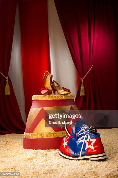 circus amour - chapiteau photos et images de collection