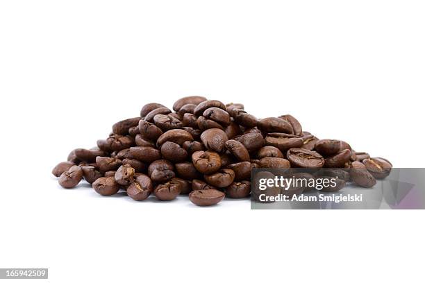 coffee beans isolated on white - geroosterde koffieboon stockfoto's en -beelden