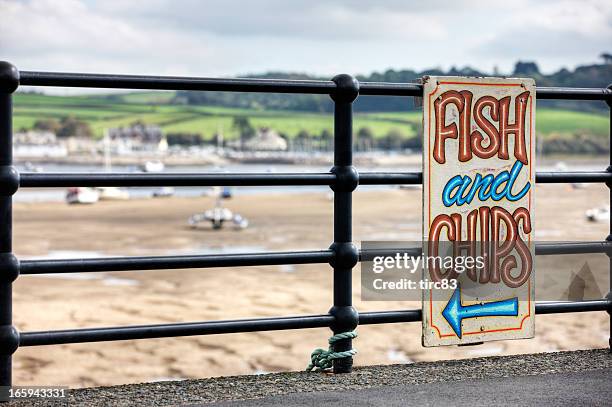 fish-and-chips-schild an typisch britischen resort am meer - fish & chips stock-fotos und bilder