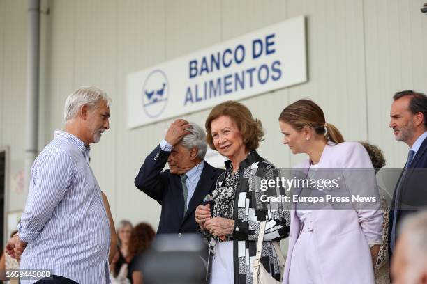 The president of the Food Bank Foundation of Mallorca, Raimundo de Montis , Queen Sofia , and the president of the Balearic Government, Marga Prohens...