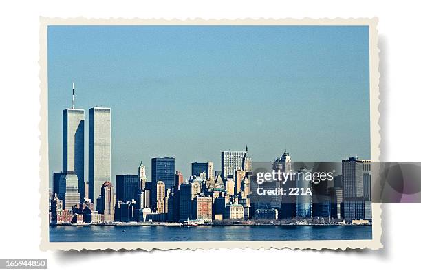 vintage lower manhattan - new york city skyline twin towers photos et images de collection