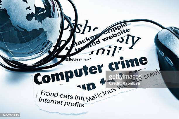 globo de vidro azul peso de papel, mouse sobre a criminalidade informática manchetes - newspaper clippings - fotografias e filmes do acervo