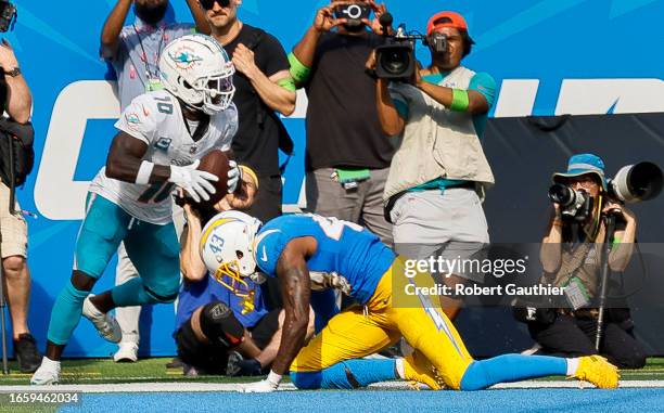 Inglewood, CA, Sunday, Sept. 10, 2023 - Miami Dolphins wide receiver Tyreek Hill hauls in a 4-yard touchdown pass over Los Angeles Chargers...