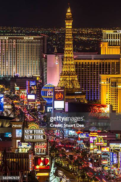 las vegas skyline at night - las vegas skyline night photos et images de collection