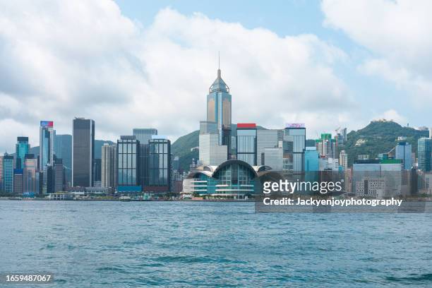 the victoria harbour in hong kong - isla de hong kong fotografías e imágenes de stock