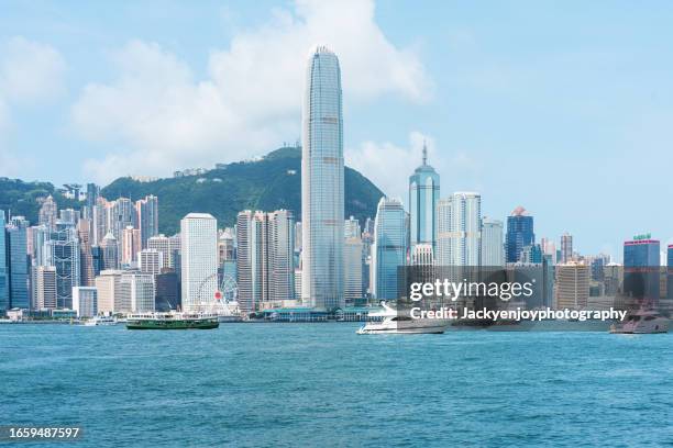 the victoria harbour in hong kong - isla de hong kong fotografías e imágenes de stock