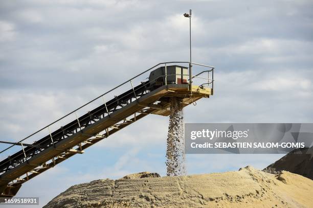 Sand Unloader 808 Unloading Sand Stock Photos, High-Res Pictures, and Images - Getty ...