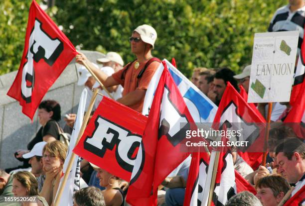 Un "millier" de salariés de Safran, selon les syndicats, manifestent le 12 septembre 2006 devant le ministère des Finances à Paris, pour interroger...