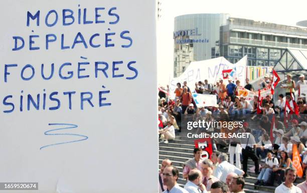 Un "millier" de salariés de Safran, selon les syndicats, manifestent le 12 septembre 2006 devant le ministère des Finances à Paris, pour interroger...