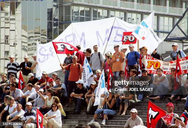 Un "millier" de salariés de Safran, selon les syndicats, manifestent le 12 septembre 2006 devant le ministère des Finances à Paris, pour interroger...