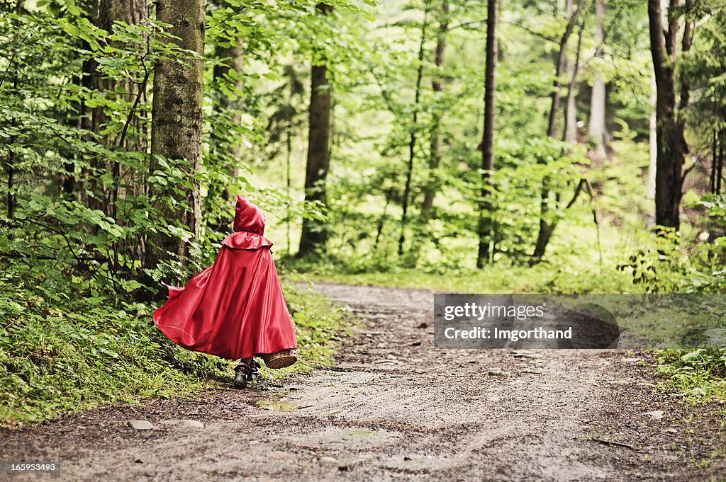 Rotkäppchen zu Fuß durch den Wald