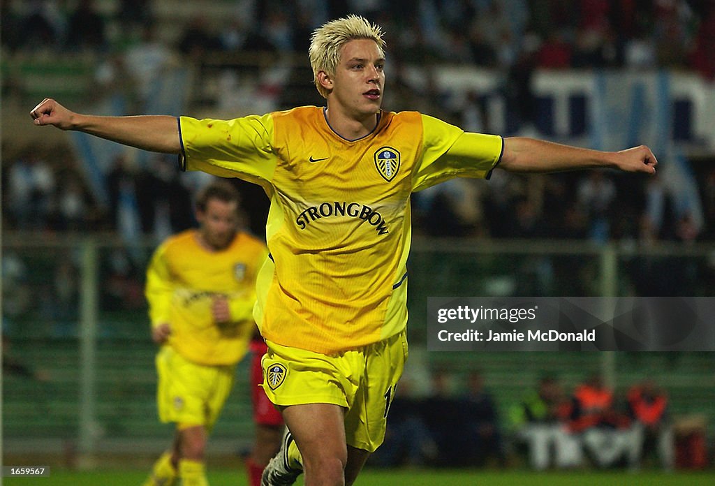 Alan Smith of Leeds United celebrates his goal