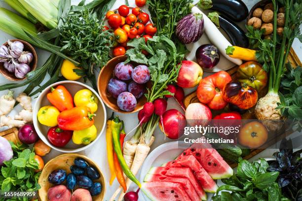 fresh homegrown vegetables and fruits on kitchen table, summer harvest still life, table top view - kreuzblütengewächse stock-fotos und bilder