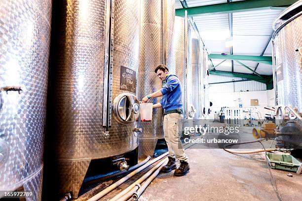 verkostung fermentation tanks - gären stock-fotos und bilder