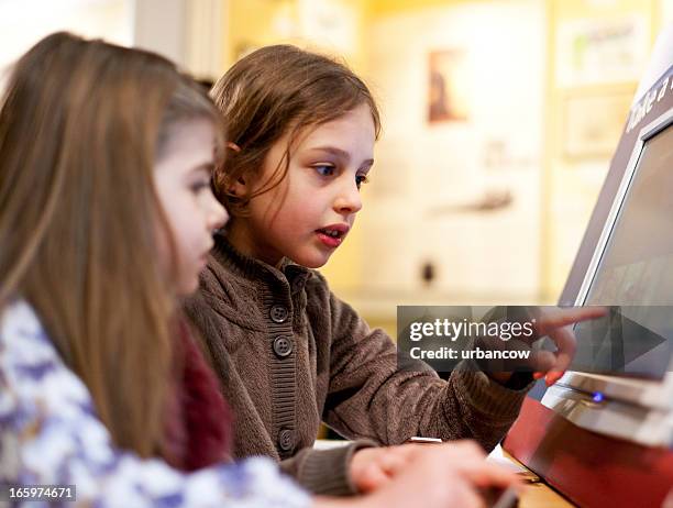 interactive touch screen visual aid - interactief stockfoto's en -beelden
