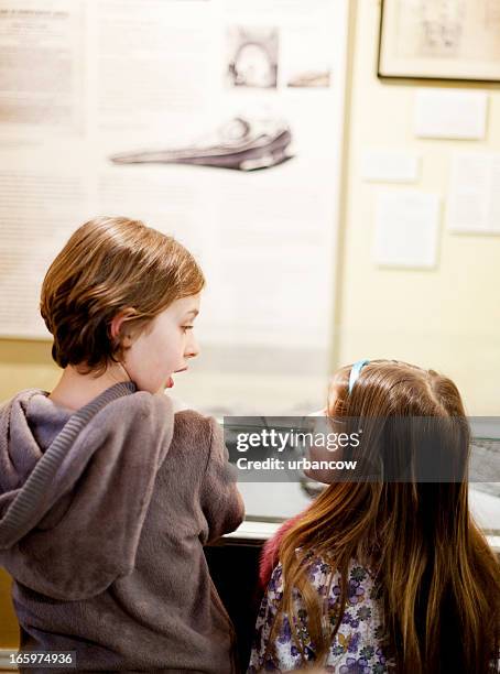 en un museo de los niños - friends museum fotografías e imágenes de stock