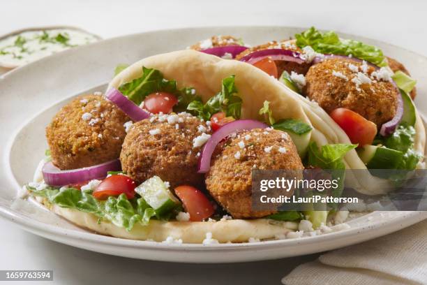 falafal-pita-sandwich - falafel stock-fotos und bilder