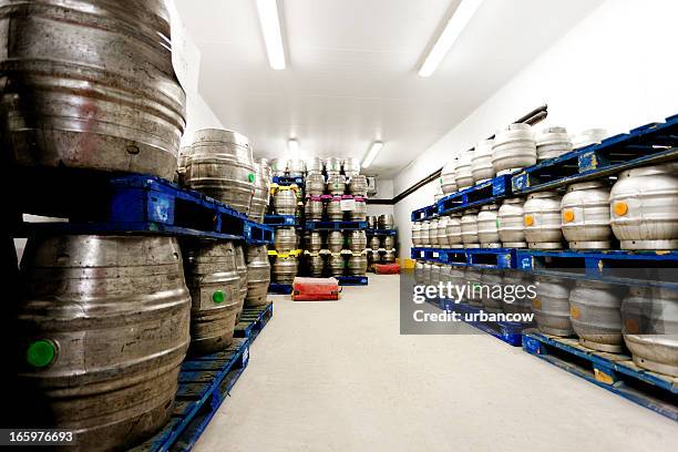 bier und fässer in einem klimatisierten zimmer - beer fridge stock-fotos und bilder