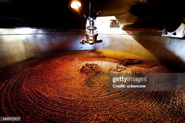 puré tun y disolución de iva - fábrica de cerveza fotografías e imágenes de stock