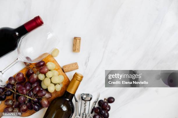 glases of white wine and red wine and bottles of red and white wine and fresh grapes - elena collection fotografías e imágenes de stock