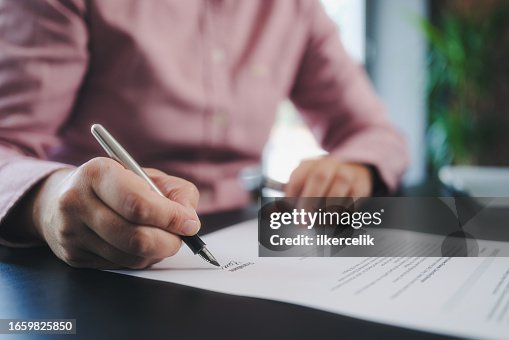 Donna d'affari che firma un documento ufficiale Donna d'affari che firma un documento ufficiale