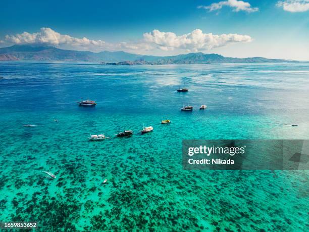 agua clara cerca de la isla de komodo, indonesia - east nusa tenggara fotografías e imágenes de stock