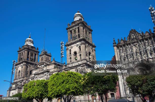 mexico city metropolitan cathedral [catedral metropolitana de la asunción de la santísima virgen maría a los cielos] and metropolitan tabernacle [sagrario metropolitano], centro histórico, mexico city, mexico - mexico city clock tower stock pictures, royalty-free photos & images