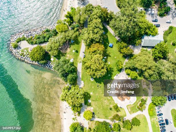 the view of lakeside park and lake ontario, mississauga, canada - mississauga stockfoto's en -beelden