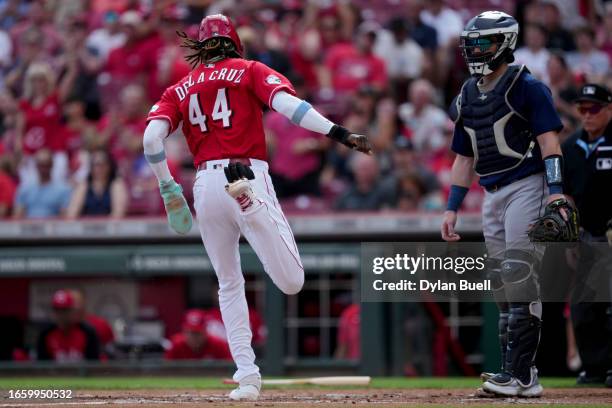 Elly De La Cruz of the Cincinnati Reds scores a run past Brian O'Keefe of the Seattle Mariners in the first inning at Great American Ball Park on...