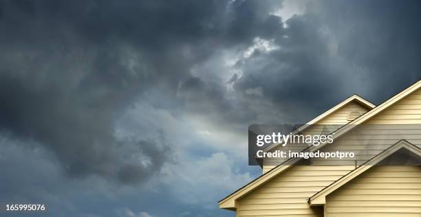 casa en vehemente día - tormenta tiempo atmosférico fotografías e imágenes de stock