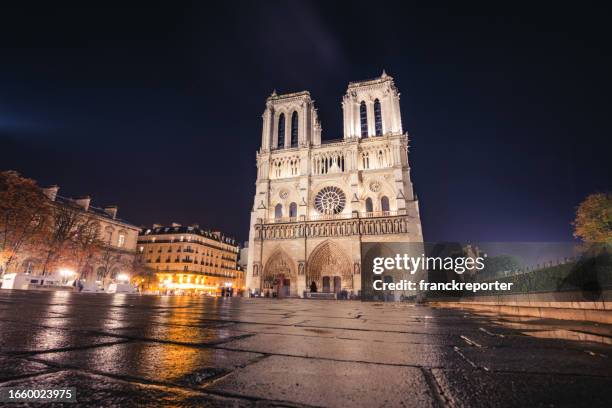 notre dame in paris at night - v notre dame stock pictures, royalty-free photos & images