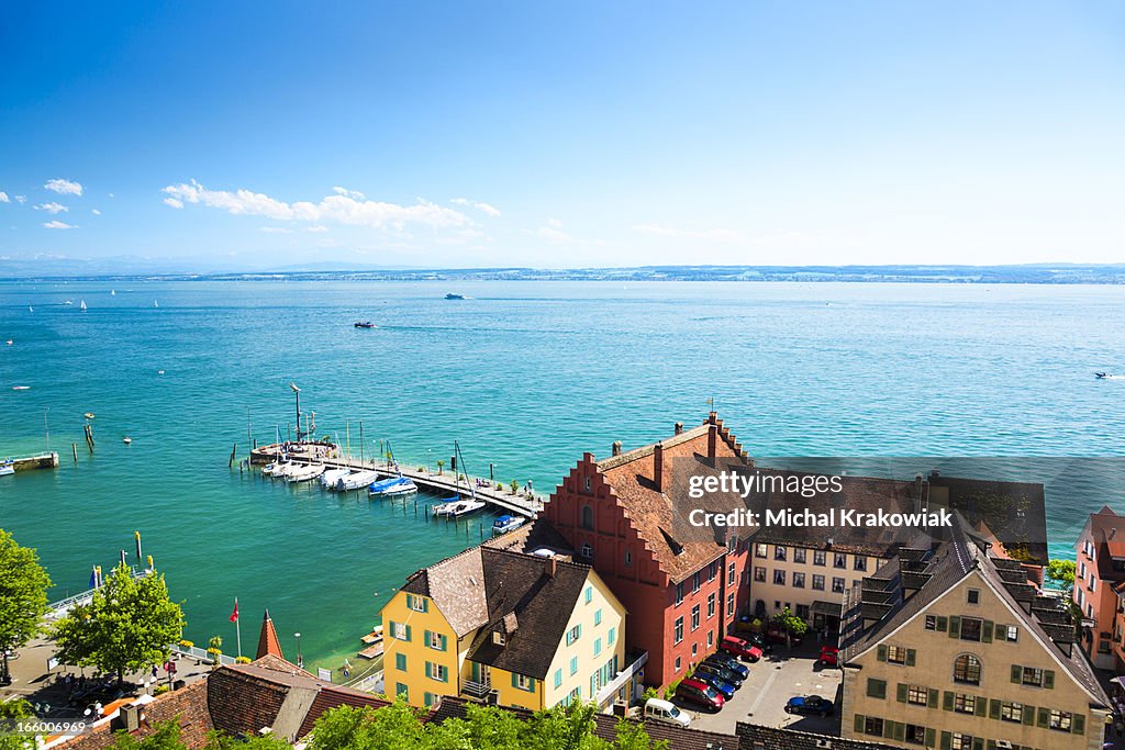 Lago Constance, Alemania con Suiza sobre un horizonte