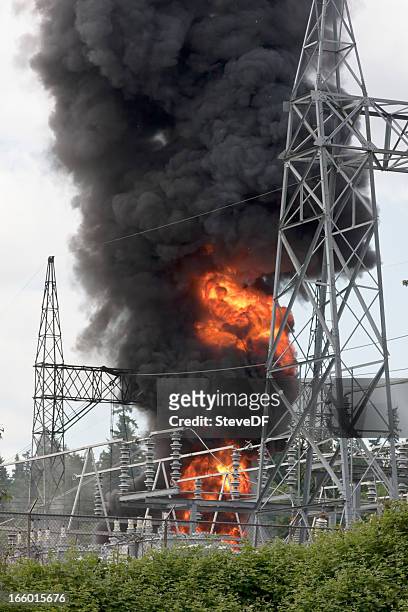 fuego en eléctrico substation - transformador fotografías e imágenes de stock